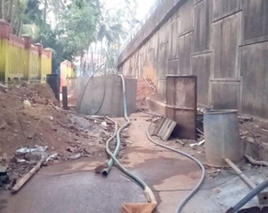 Closure of service road forces vehicles to ply on wrong side of highway