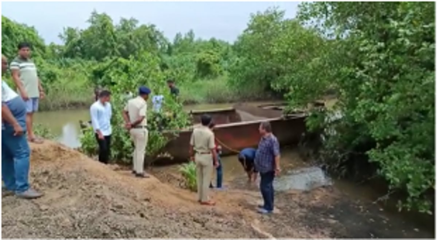 CoP, police recover boats,  pumps hidden underwater by sand mafia at Curchorem