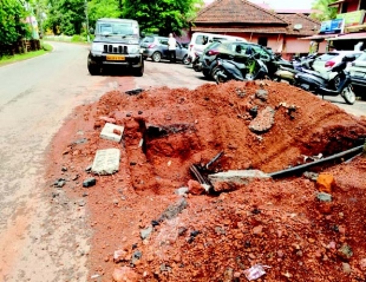 Collector orders Electricity Dept to restore dug-up roads in Curtorim
