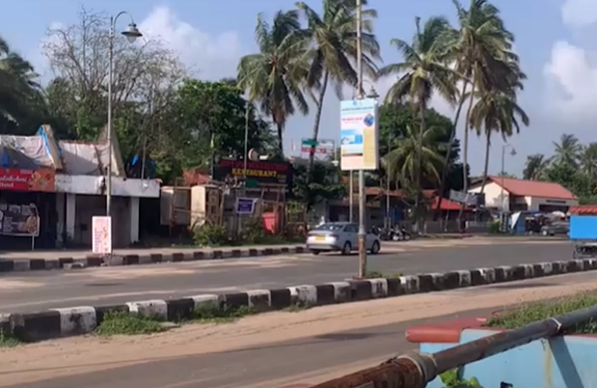 Colva beach in darkness: Locals slam govt over collapsing rusted poles
