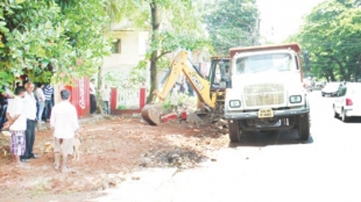 Colva people clear road encroachments
