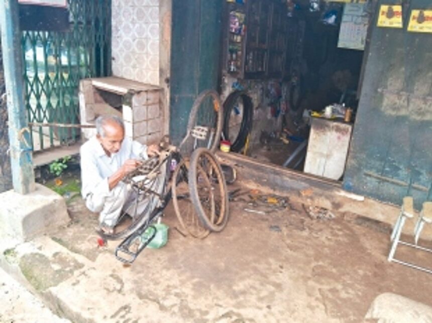 Come rain or shine, septuagenarian Ahamad Fakir still shows up at his cycle repair shop everyday 1 Come rain or shine, septuagenarian Ahamad Fakir still shows up at his cycle repair shop everyday