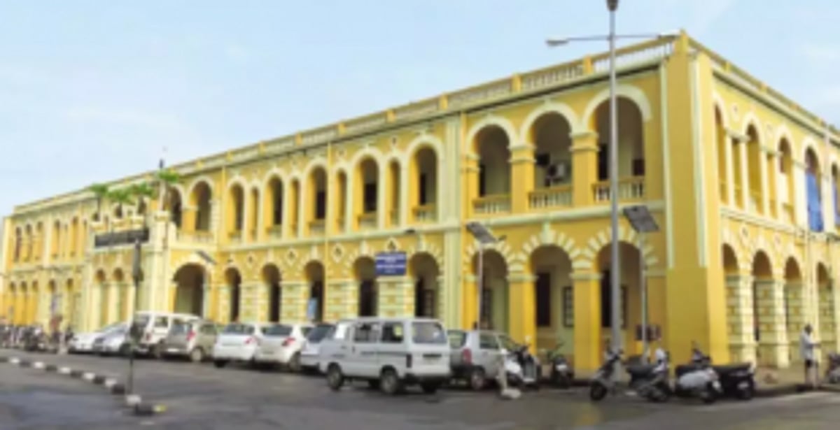 Common sense is need of  the hour to use footpaths