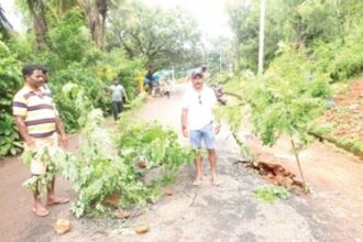 Commuters fear travelling on Ponda  roads as sewage chambers cave in