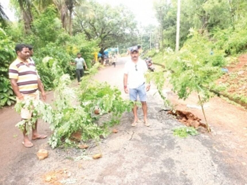 Commuters fear travelling on Ponda roads as sewage chambers cave in 1 Commuters fear travelling on Ponda roads as sewage chambers cave in