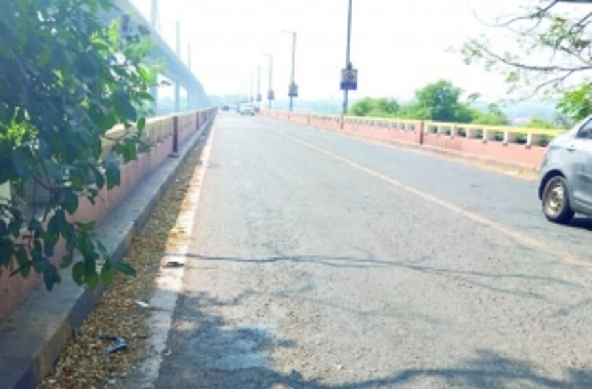 Commuters frustrated by haphazard traffic measures on Old Mandovi Bridge 1 Commuters frustrated by haphazard traffic measures on Old Mandovi Bridge