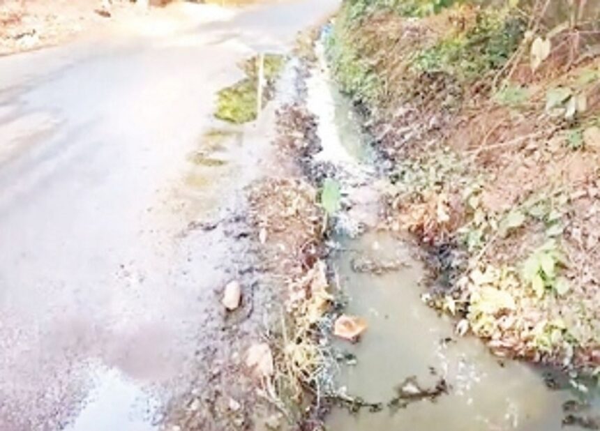 Commuters raise concern over waste water overflowing on Cunchelim road 1 Commuters raise concern over waste water overflowing on Cunchelim road