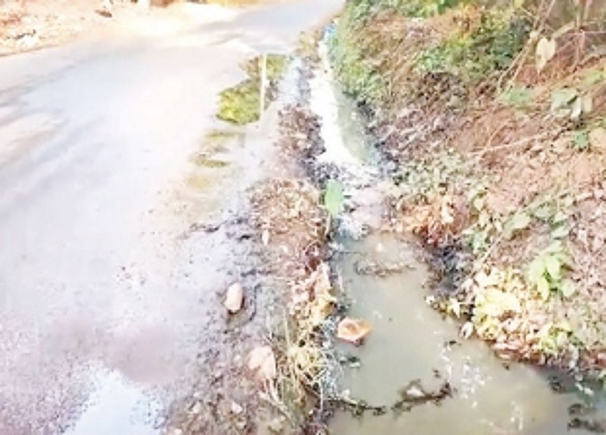 Commuters raise concern over waste water overflowing on Cunchelim road