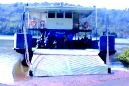 Commuters, students suffer as
Durbhat-Rasoi ferry service suspended