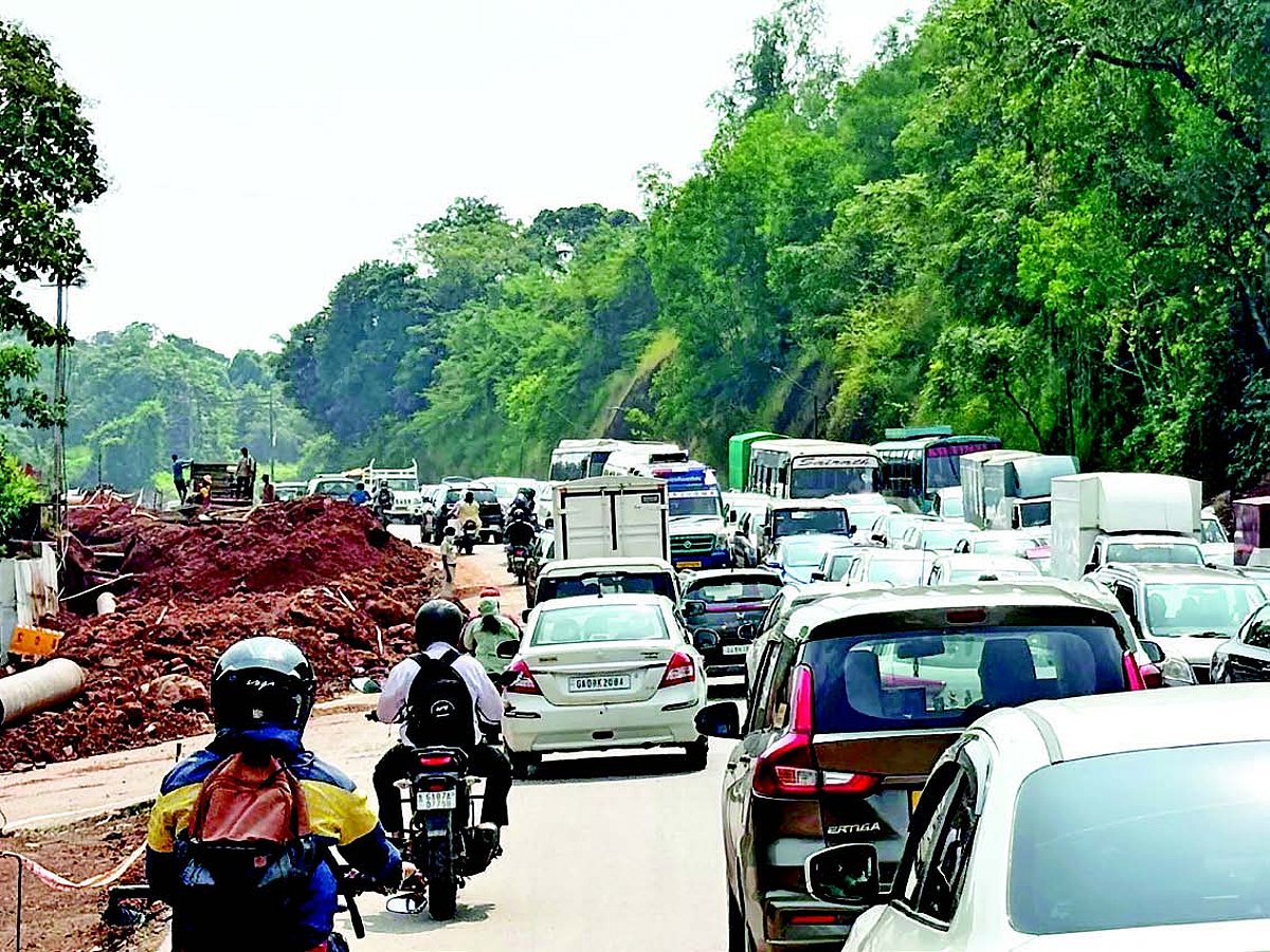 Commuters suffer total traffic block at Porvorim, CHOGM road