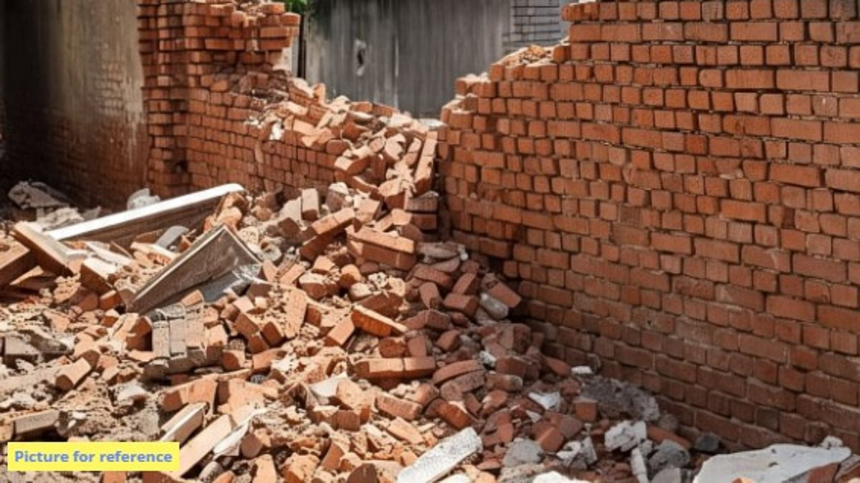 Compound Wall Collapses in Shetyewaddo, Mapusa After Heavy Rains; Scooters Damaged 1 Compound Wall Collapses in Shetyewaddo, Mapusa After Heavy Rains; Scooters Damaged
