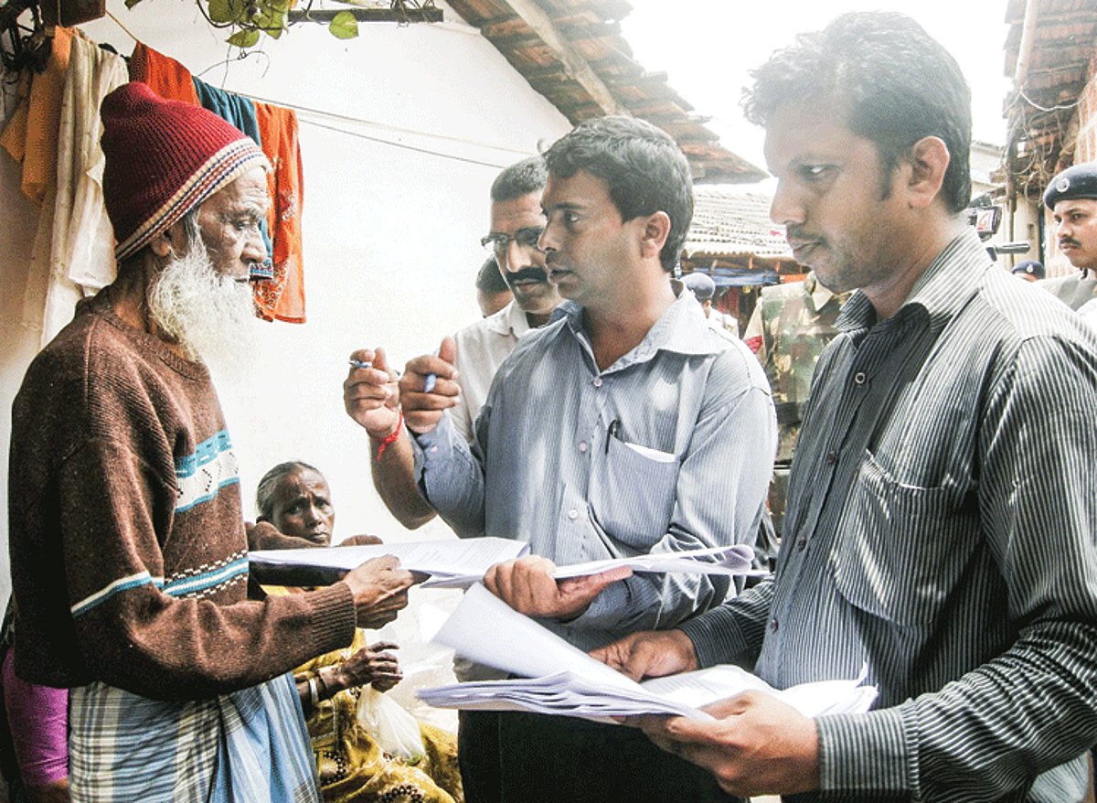 Comunidade officials serving demolition notices