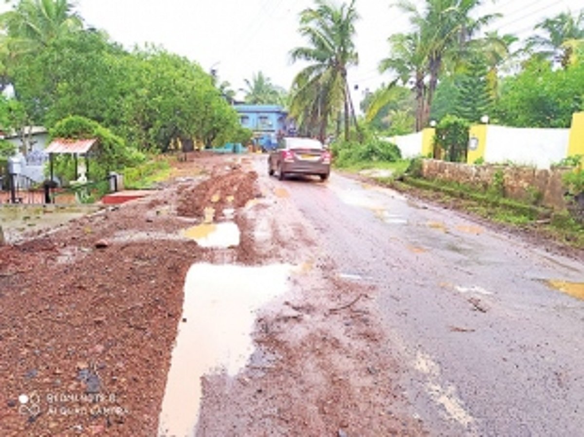 Concerns raised about condition of  ‘dangerous’ road to Siolim Health Centre