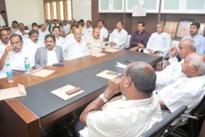 Cong-JDS cabinet reposes faith in Kumaramaswamy after LS polls debacle