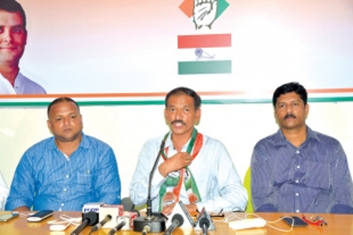 Cong floats idea of Girish as CM