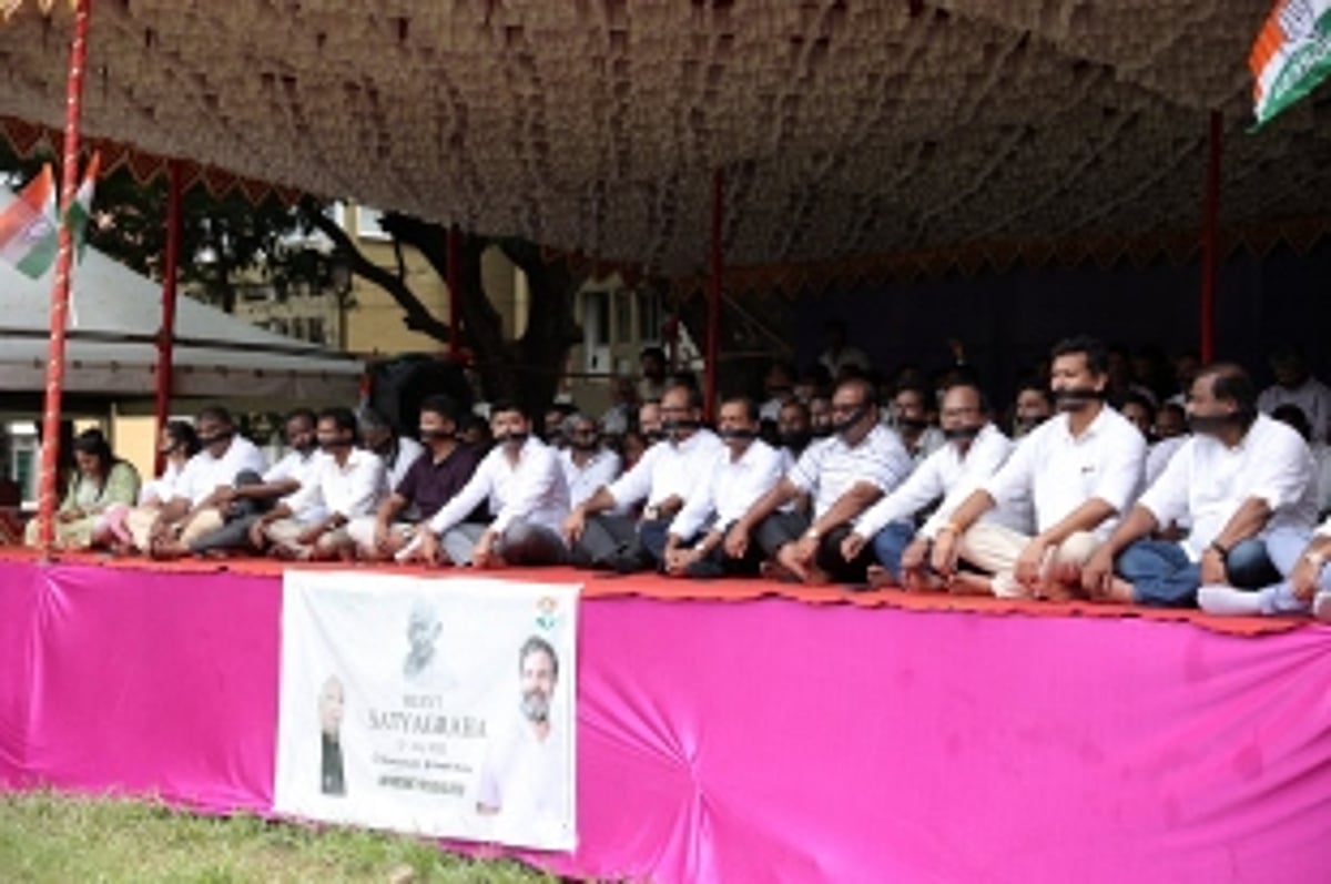 Cong observe ‘Maun Satyagraha’ in support of Rahul Gandhi
