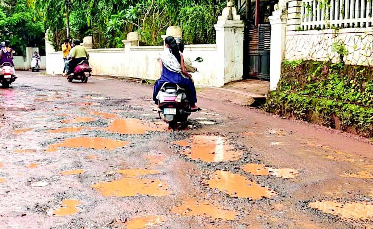 Cong pooh-poohs CM’s statement to blacklist contractors for bad roads