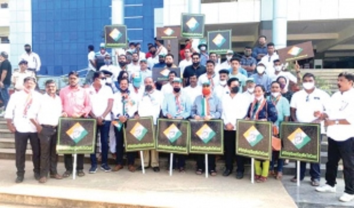 Cong stages dharna at SWR Headquarters in Hubli