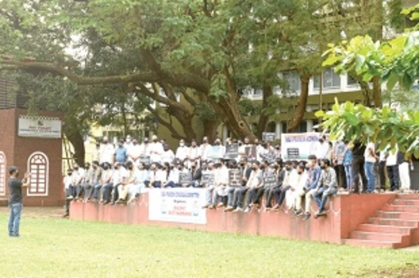 Cong stages silent protest, seeks justice for Hathras victim