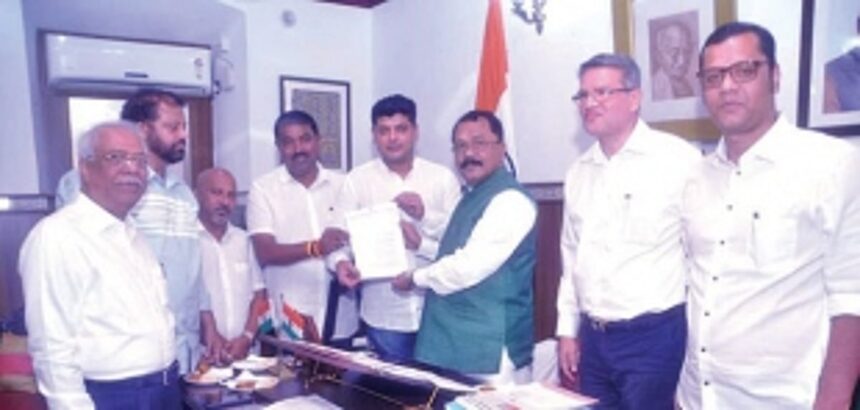 Cong submits memo to Guv over Mhadei dispute 1 Cong submits memo to Guv over Mhadei dispute