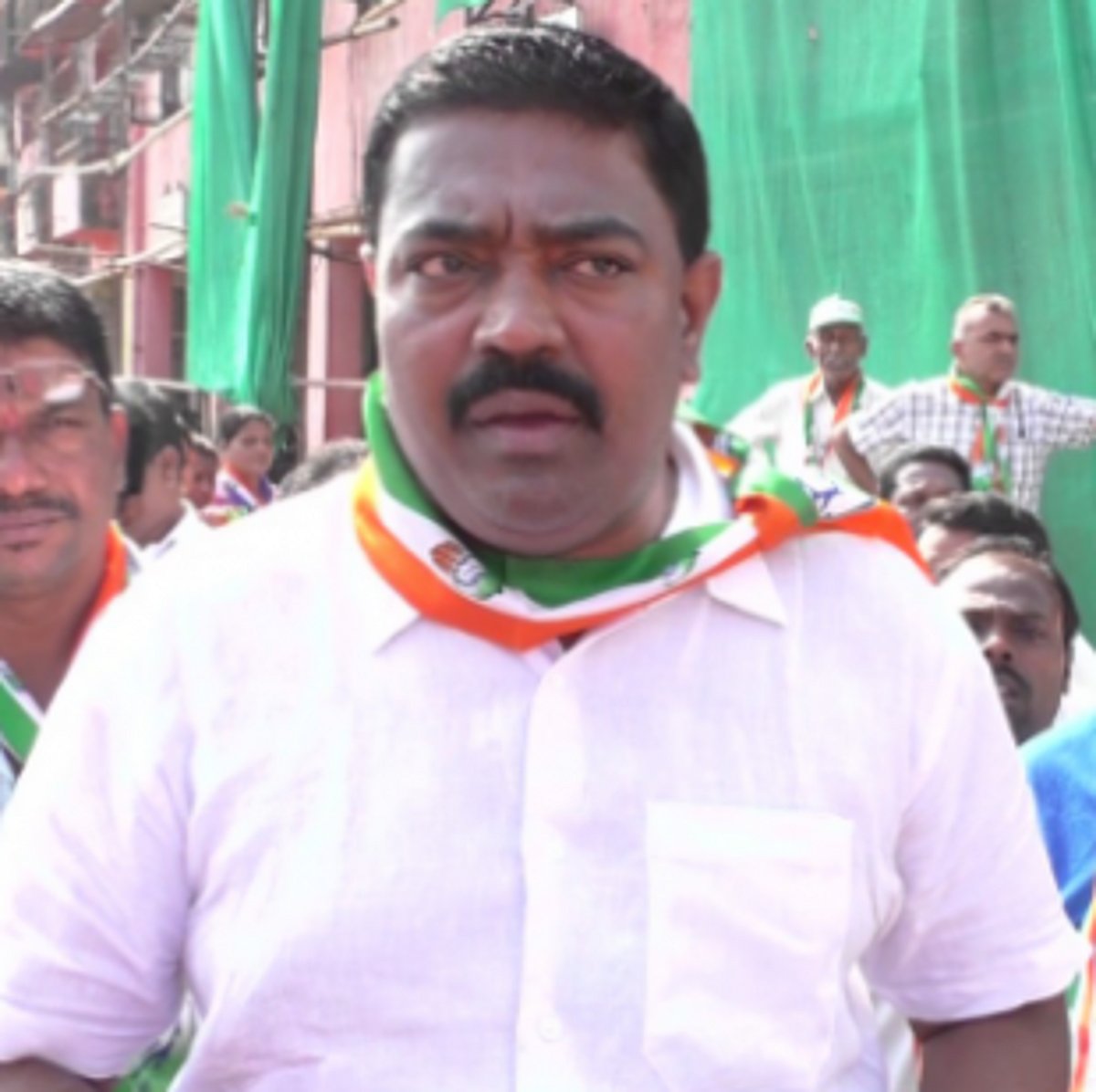 Cong unit opposes decision not to  contest Zilla polls on party lines