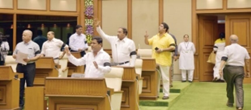 Cong walks out as Guv begins speech 1 Cong walks out as Guv begins speech