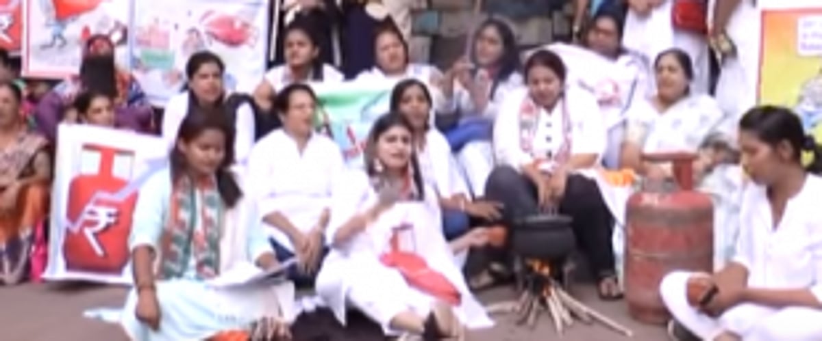 Cong women protest hike in LPG price