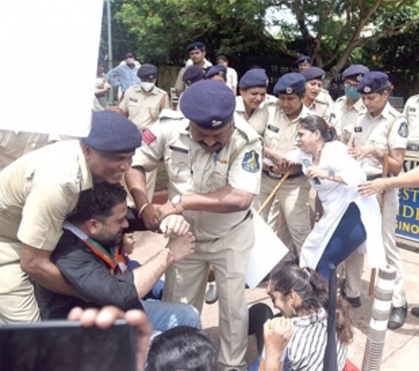 Cong workers detained for protesting outside Raj Bhavan 1 Cong workers detained for protesting outside Raj Bhavan