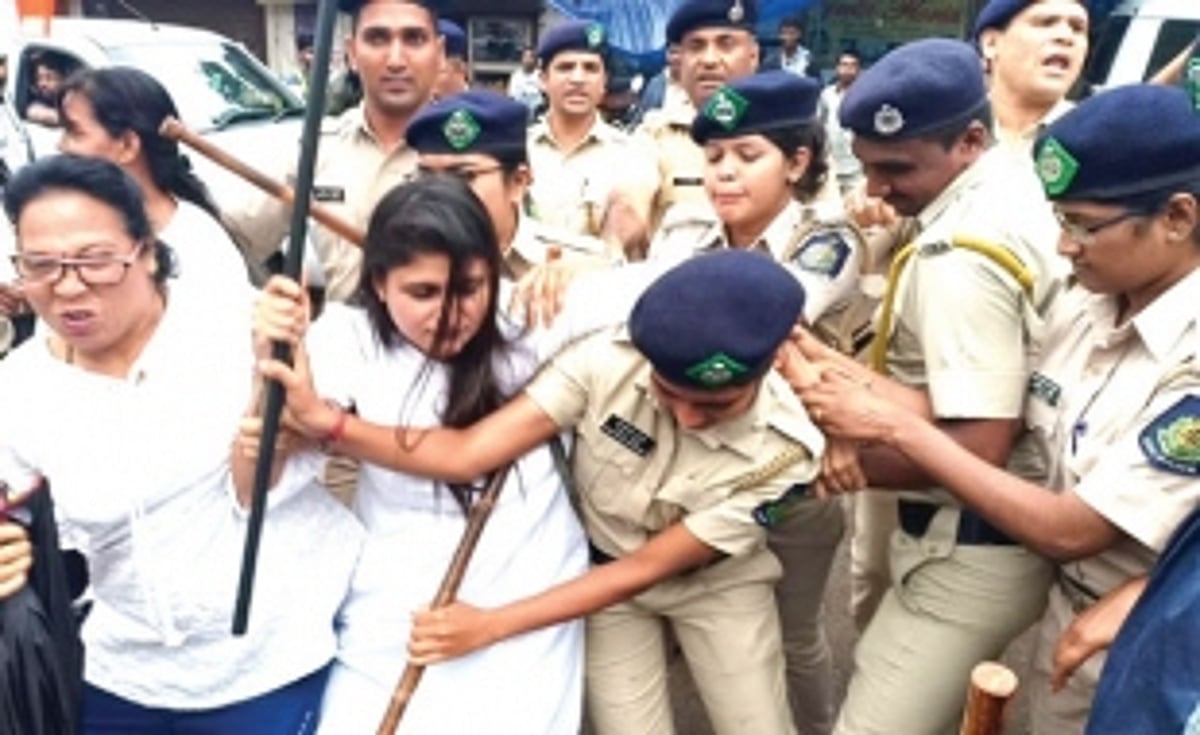 Cong workers protest traffic  jams on Zuari Bridge