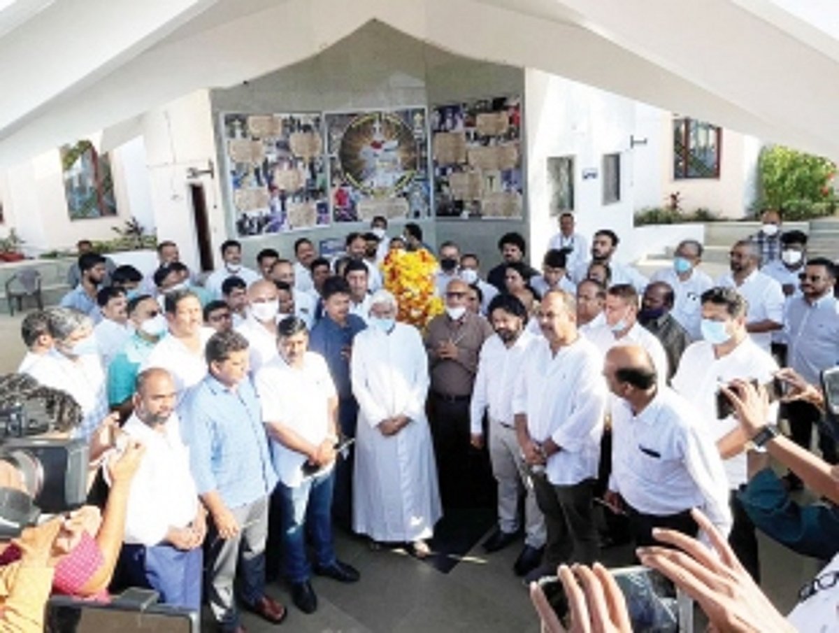 Congress MLAs who have taken a  pledge not to defect will never  dishonour their promise