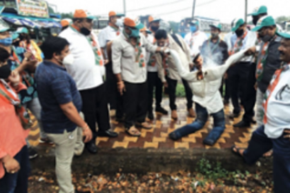 Congress burns Damu Naik’s effigy