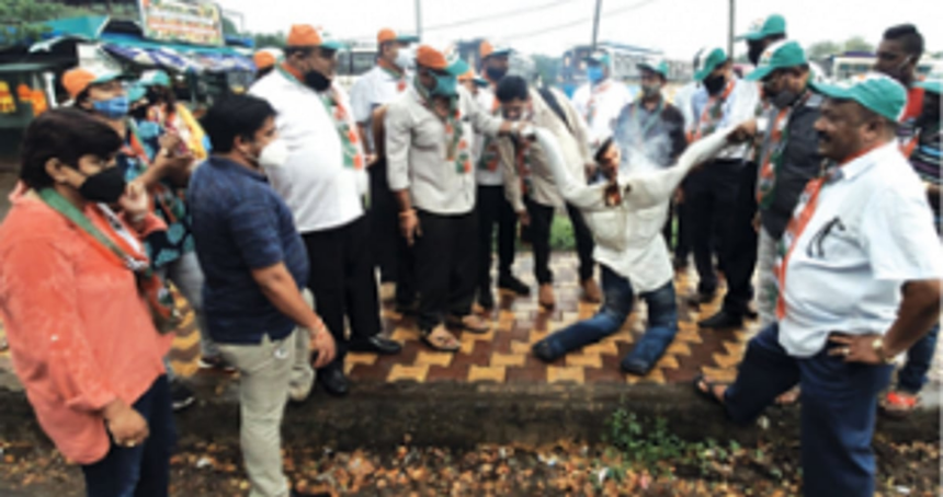 Congress burns Damu Naik’s effigy