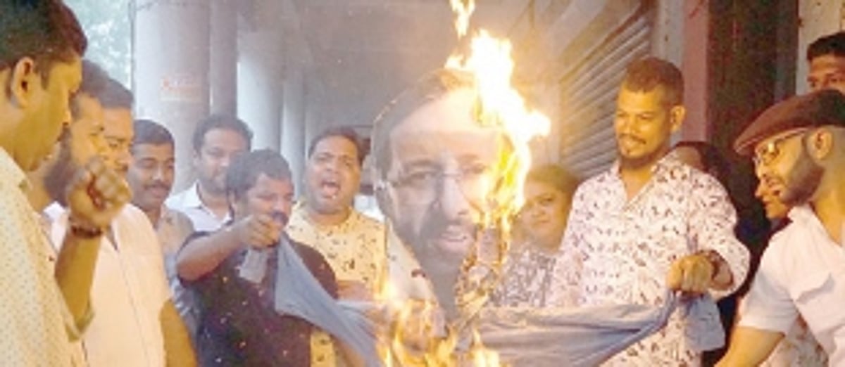 Congress burns Javadekar's effigy,  calls for CM's resignation