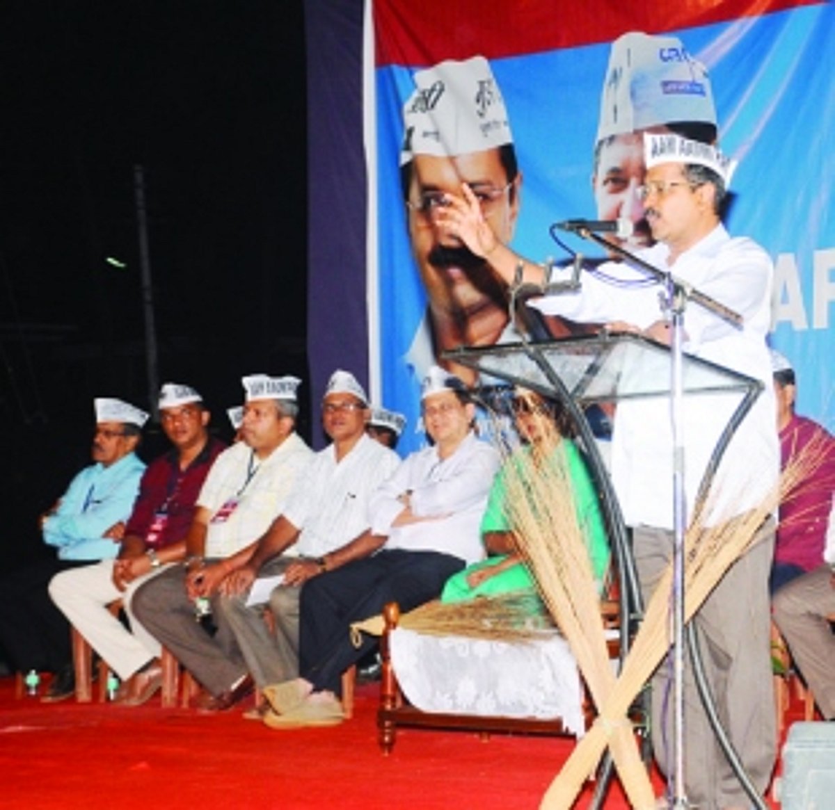Congress demands apology from Kejriwal