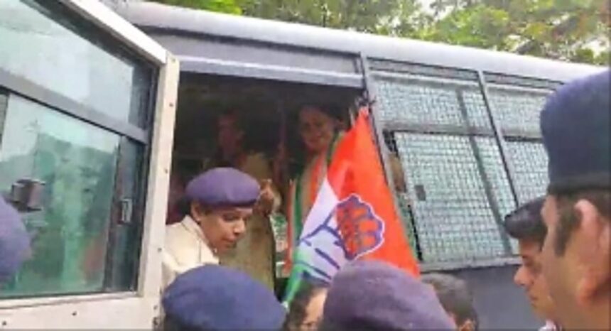 Congress & frontal organisations protest against inflation; detained by police for protesting 1 Congress & frontal organisations protest against inflation; detained by police for protesting