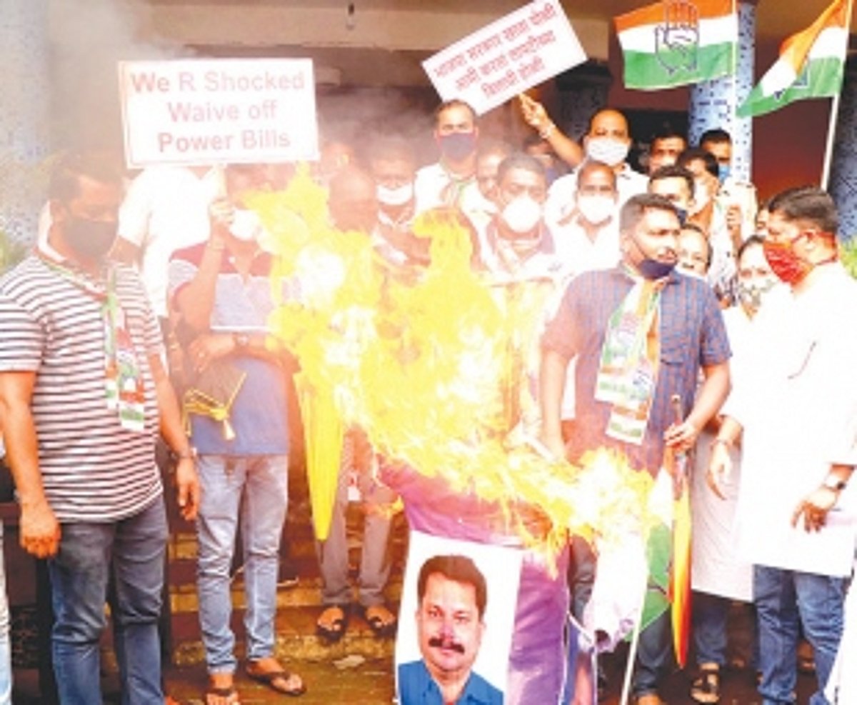 Congress holds protest over high electricity bills, burns Power Minister Nilesh Cabral’s effigy