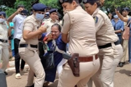Congress protestors detained after protest on road to Raj Bhavan