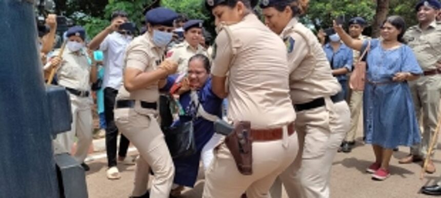Congress protestors detained after protest on road to Raj Bhavan