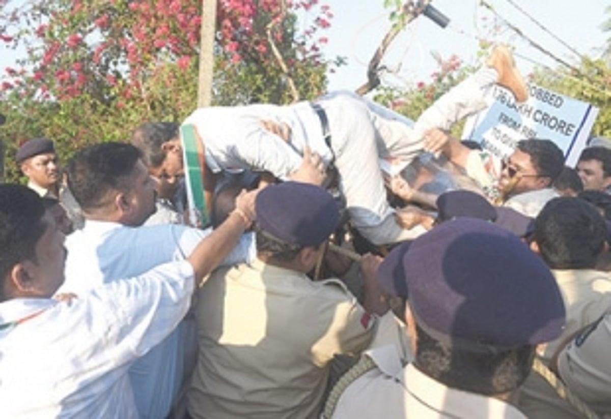 Congress workers storm Raj Bhavan gate in bid to meet Guv