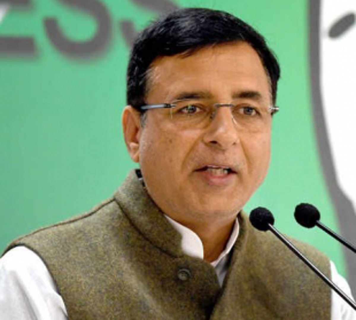 Cong’s Surjewala calls Kejriwal ‘Chhota Modi’, an imposter