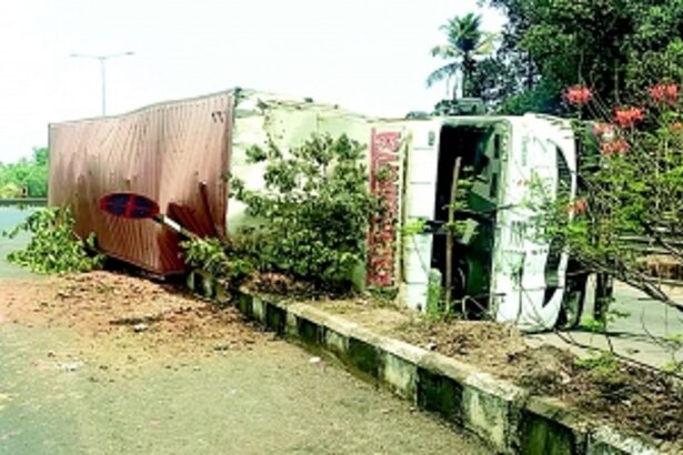 Container truck overturns on dangerous  stretch of Farmagudi-Dhavali bypass