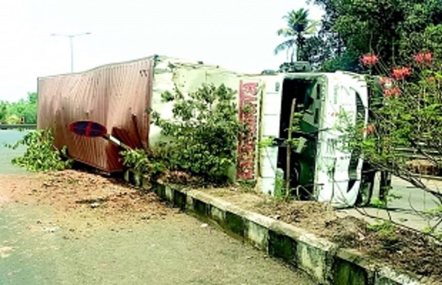 Container truck overturns on dangerous  stretch of Farmagudi-Dhavali bypass