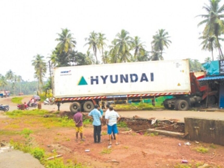 Container truck rams into restaurant damaging it totally 1 Container truck rams into restaurant damaging it totally