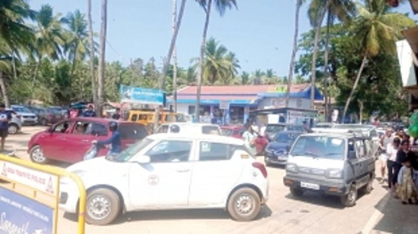Contractor accused of arbitrarily charging parking fees at Palolem beach 1 Contractor accused of arbitrarily charging parking fees at Palolem beach