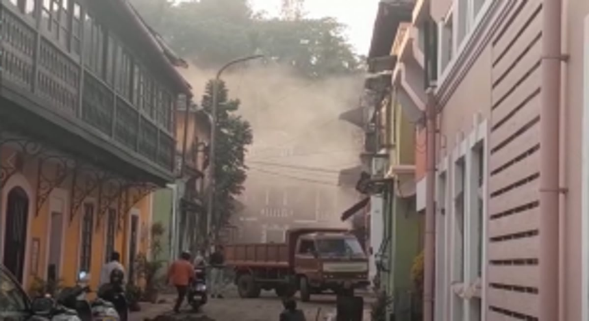 Contractor blows dust into Sao Tome homes to meet deadlines