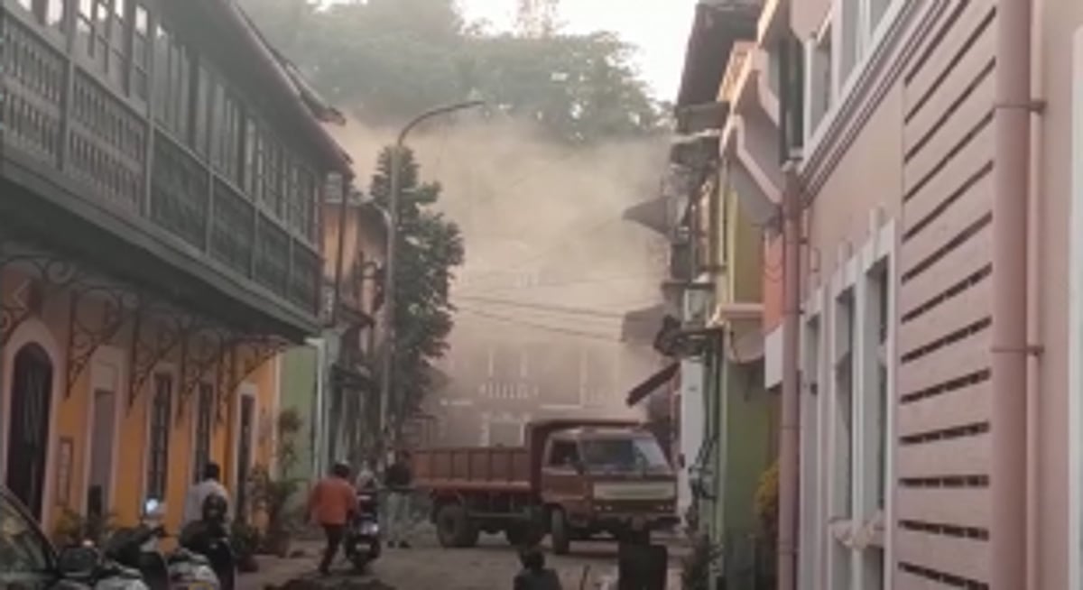 Contractor blows dust into Sao Tome homes to meet deadlines