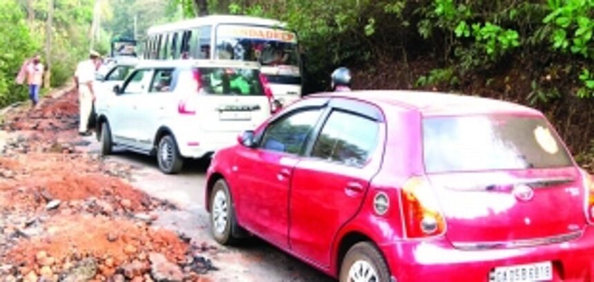 Contractor’s disorderly work on underground cabling causes traffic congestion 1 Contractor’s disorderly work on underground cabling causes traffic congestion