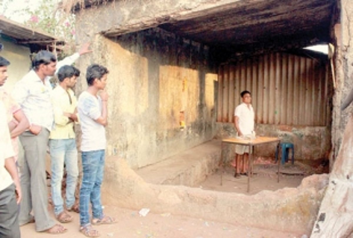 Cops caught napping as gamblers make hay at bus stop