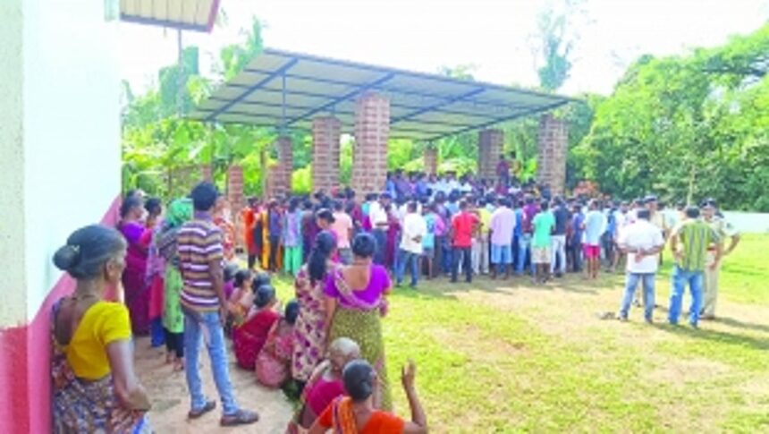 Cotarli villagers stage rasta roko to protest death of local youth in truck mishap 1 Cotarli villagers stage rasta roko to protest death of local youth in truck mishap