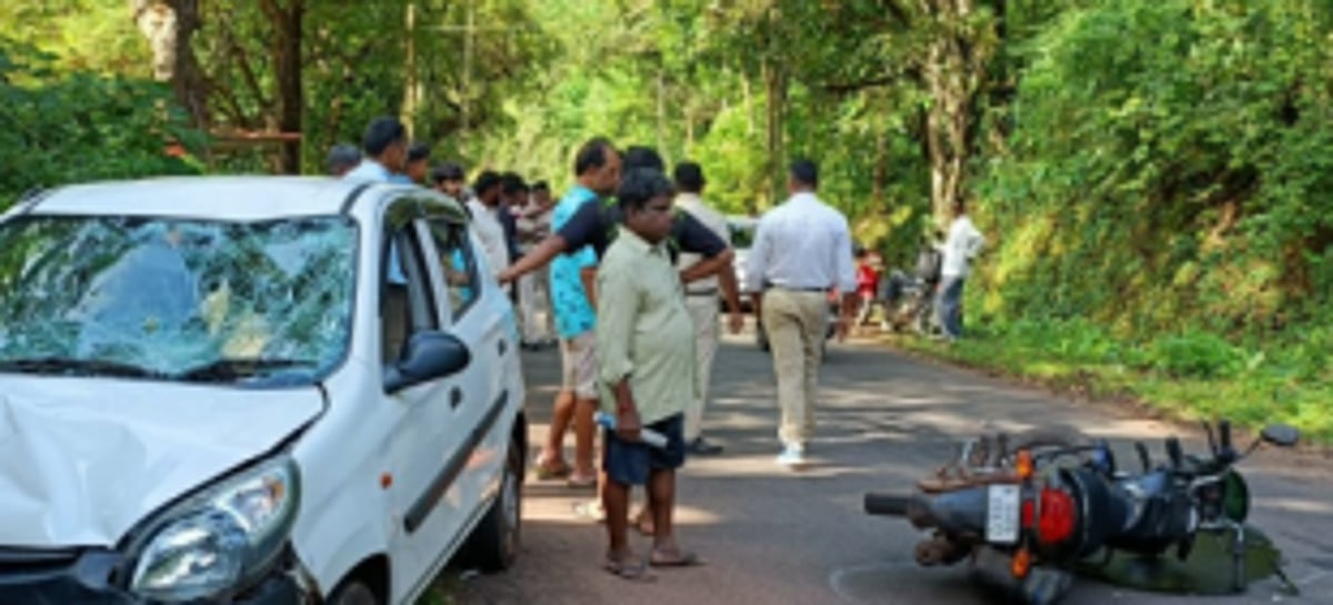 Couple injured in road mishap  at Querim